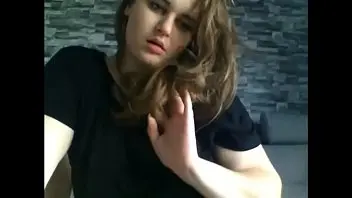 Жирная девка сосёт у соседа и перед вебкой прыгает пилоткой на его пенисе
